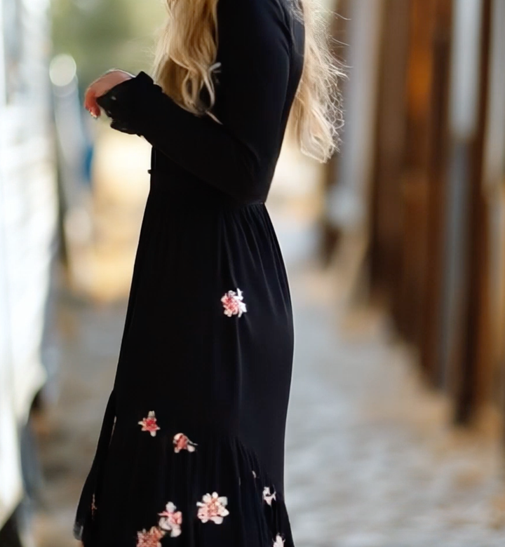 Abito Maxi Nero a Maniche Lunghe – Eleganza Moderna Senza Tempo
