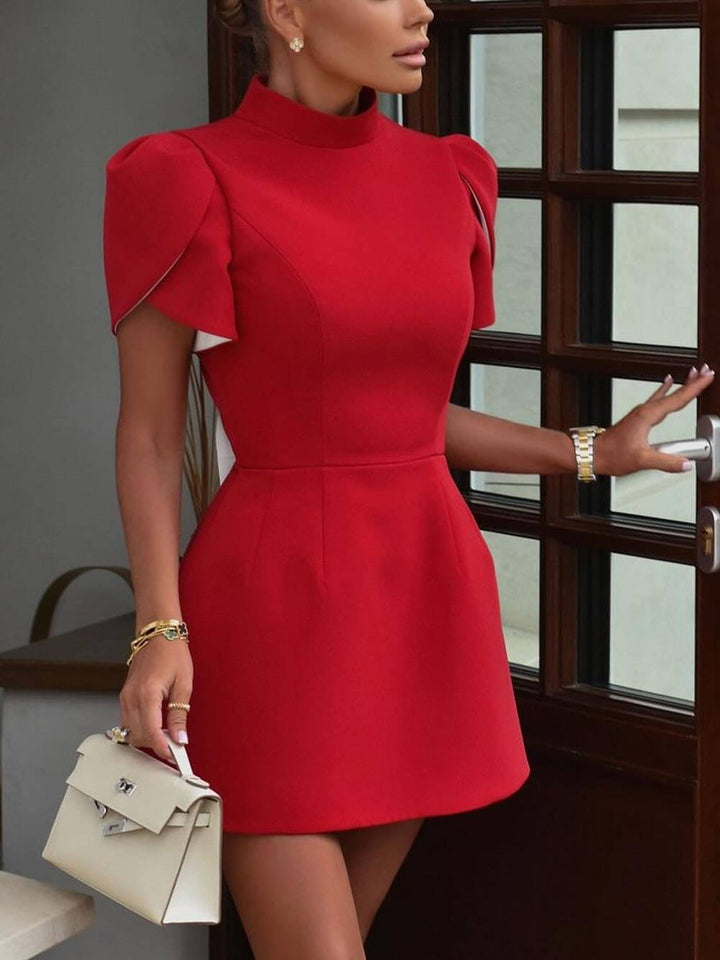 Abito Mini Elegante con Maniche Corte, Schiena Scoperta e Fiocco