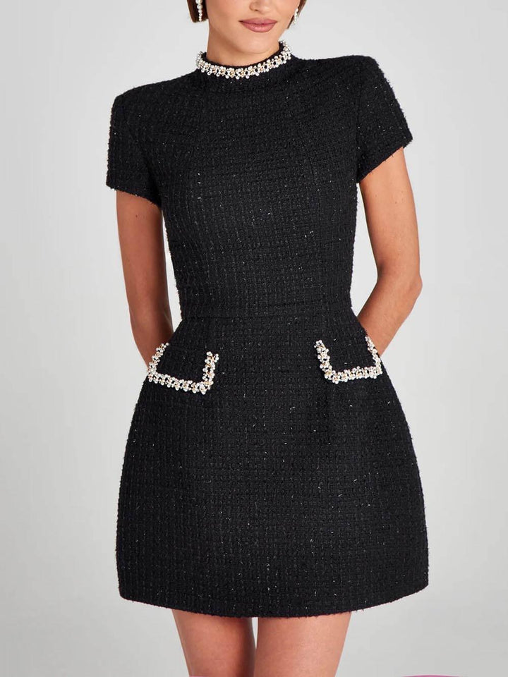 Abito Mini con Dettagli di Perle – Raffinato, Moderno e con un Tocco Chic