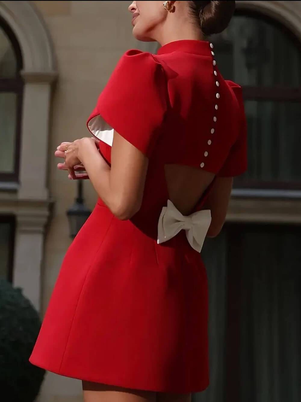 Abito Mini Elegante con Maniche Corte, Schiena Scoperta e Fiocco