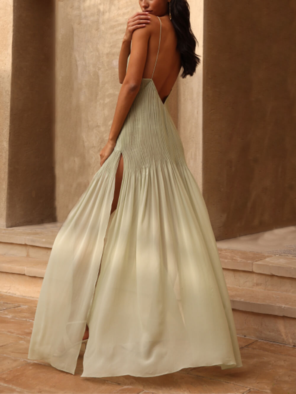 Ethereal Elegance | Abito Lungo Plissé con Spacco e Patchwork