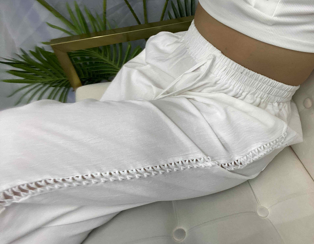 Pantaloni Lunghi con Tasche e Dettaglio in Pizzo Intagliato Laterale