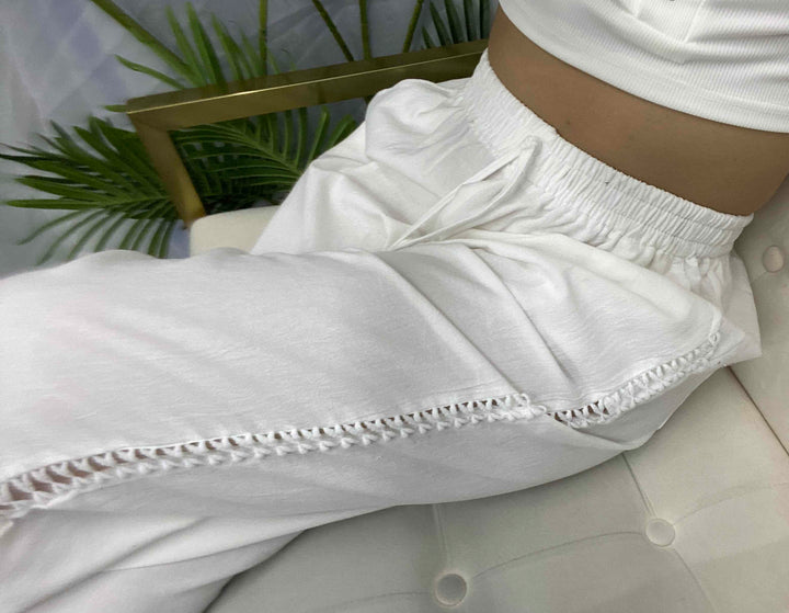 Pantaloni Lunghi con Tasche e Dettaglio in Pizzo Intagliato Laterale
