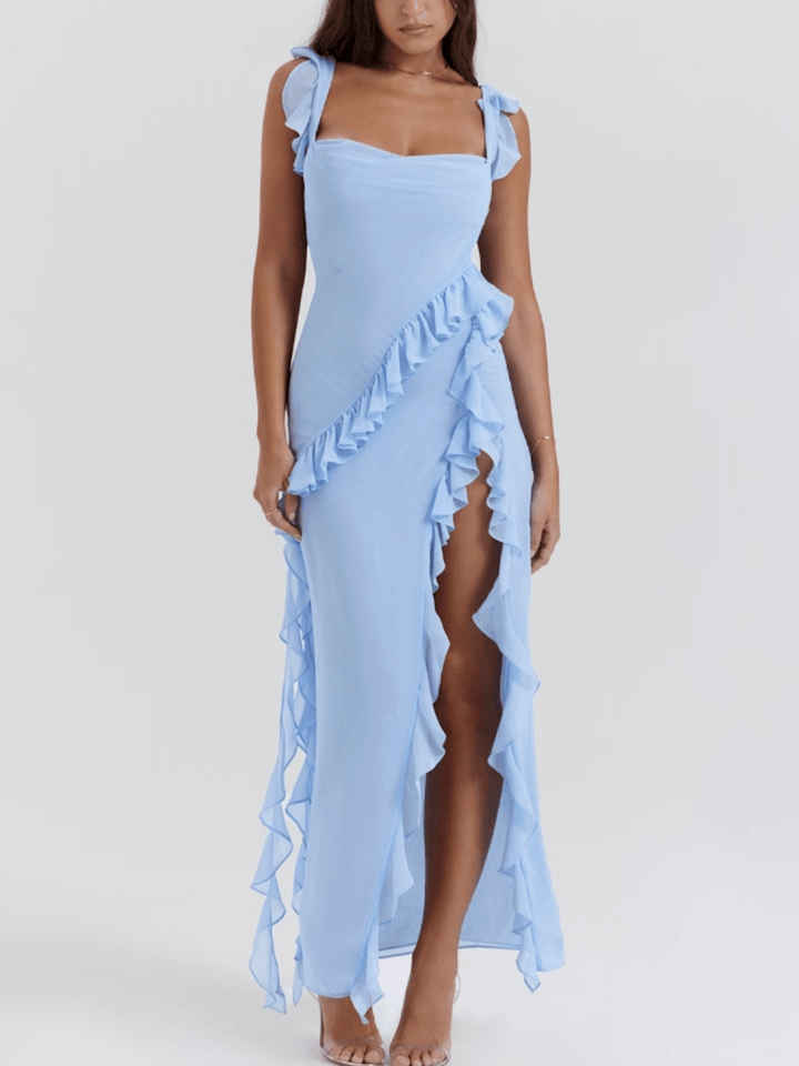 Abito Lungo con Balze in Azzurro Polvere – Eleganza Fluttuante e Sensualità Raffinata