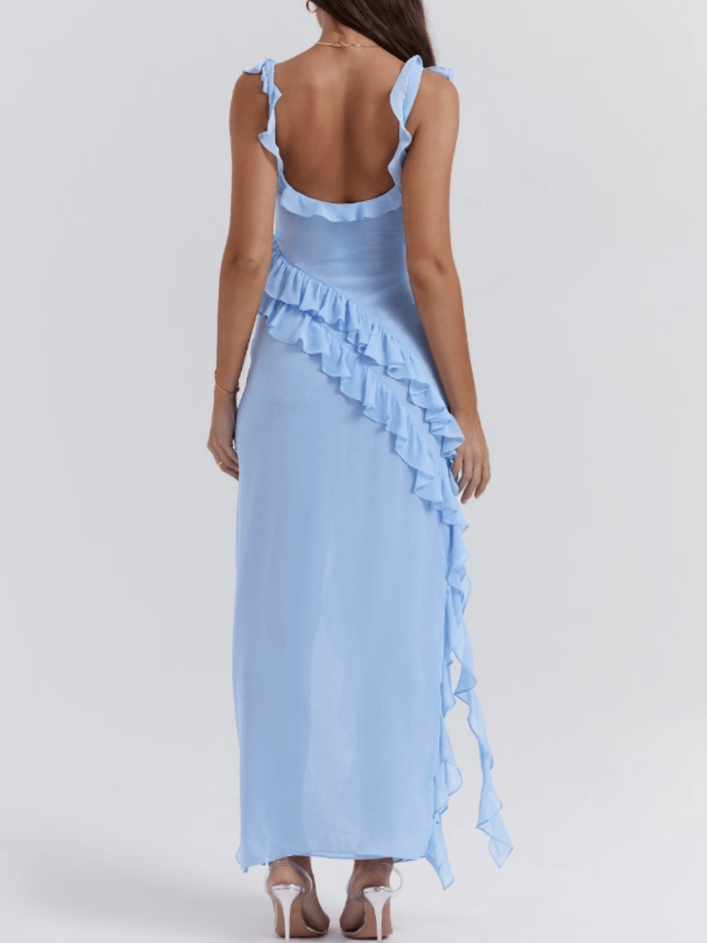 Abito Lungo con Balze in Azzurro Polvere – Eleganza Fluttuante e Sensualità Raffinata