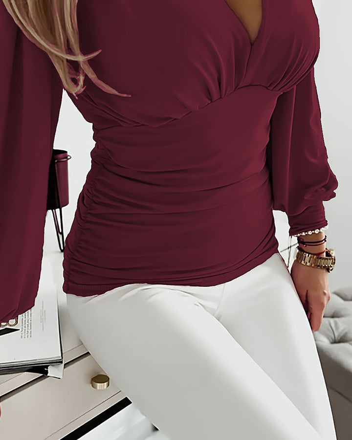 Blusa Elegante con Scollo Profondo, Maniche a Lanterna e Arricciature Laterali