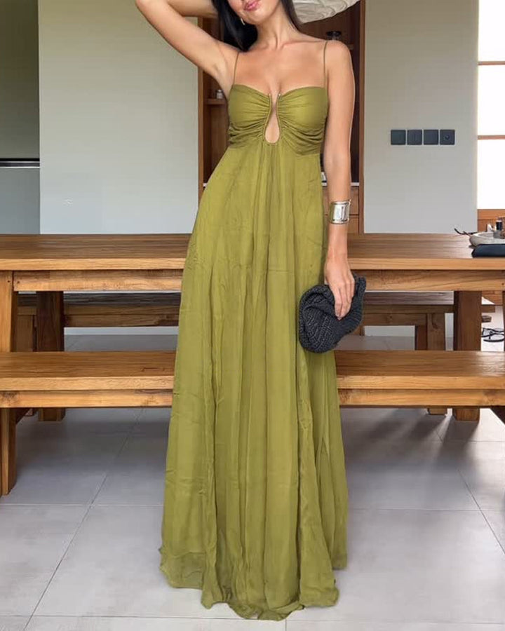 Abito Lungo Elegante con Dettaglio Metallico e Schiena Smockata