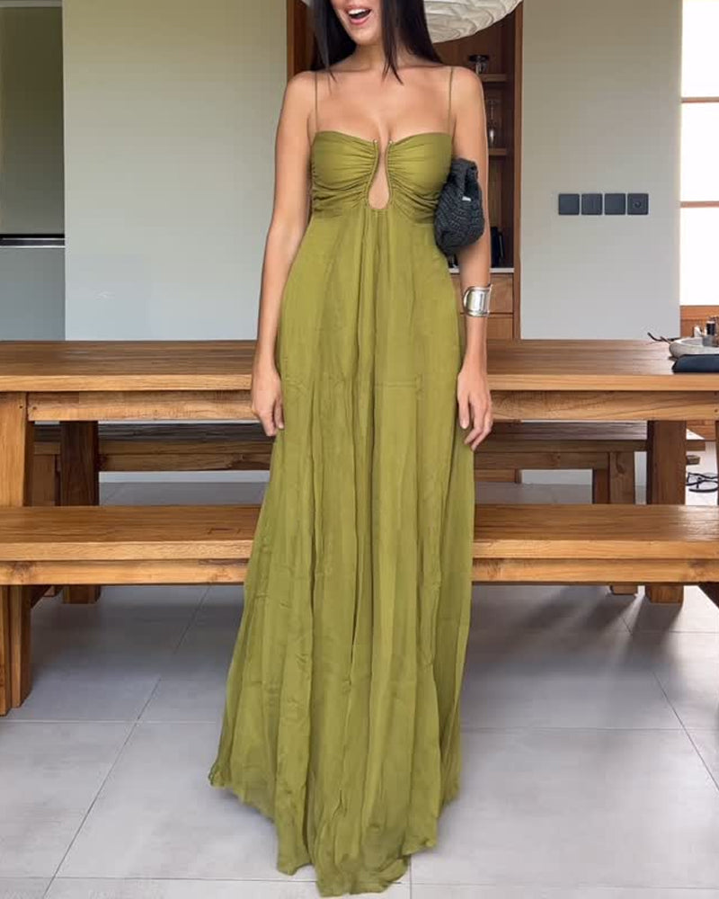 Abito Lungo Elegante con Dettaglio Metallico e Schiena Smockata