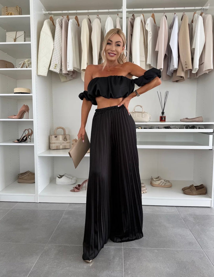 Jorie – Completo Elegante con Top Corto a Spalle Scoperte e Pantaloni Plissé a Gamba Larga