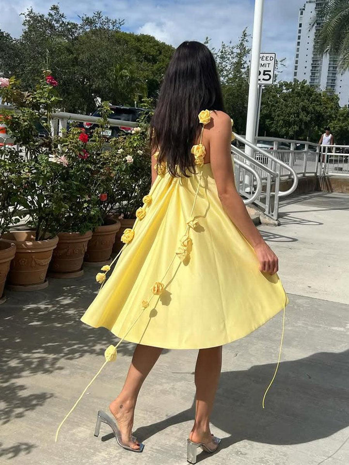 Mini Abito Giallo con Spalline a Fiore – Chic e Spensierato