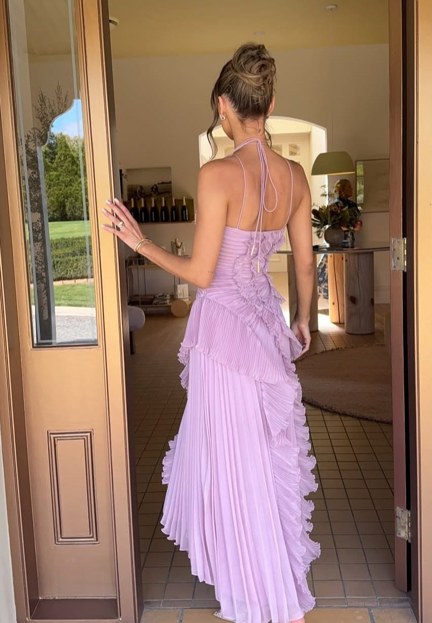 Abito Lungo Plissé con Volant e Scollo Allacciato – Lilac Luxe