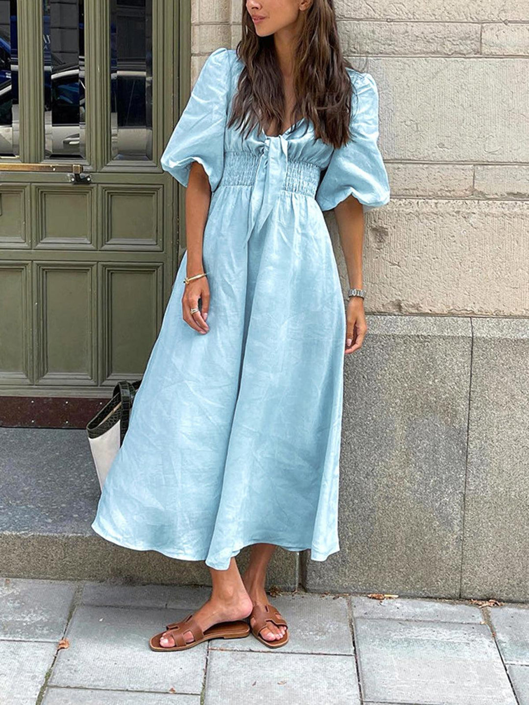 Abito Midi con Nodo Frontale – Freschezza Naturale e Stile Disinvolto