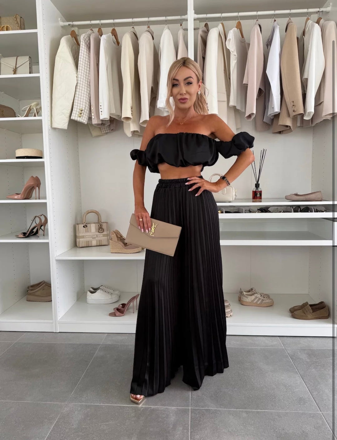 Jorie – Completo Elegante con Top Corto a Spalle Scoperte e Pantaloni Plissé a Gamba Larga
