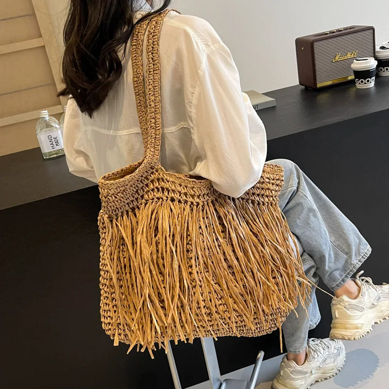 Borsa Intrecciata con Frange – Stile Naturale e Boho