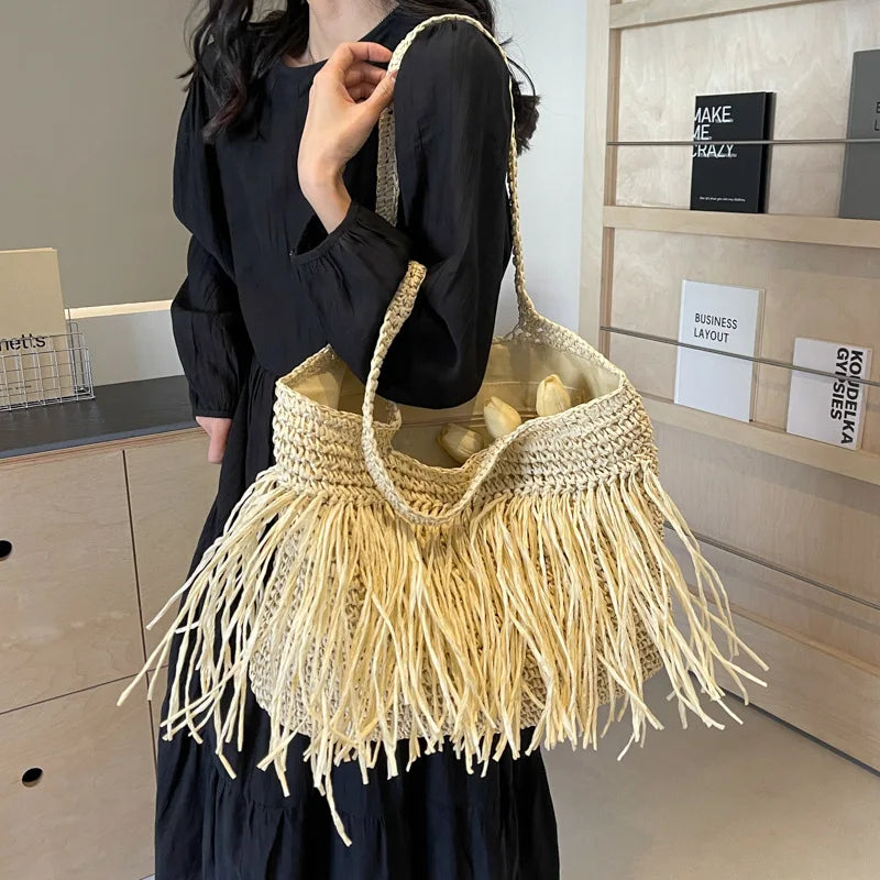 Borsa Intrecciata con Frange – Stile Naturale e Boho