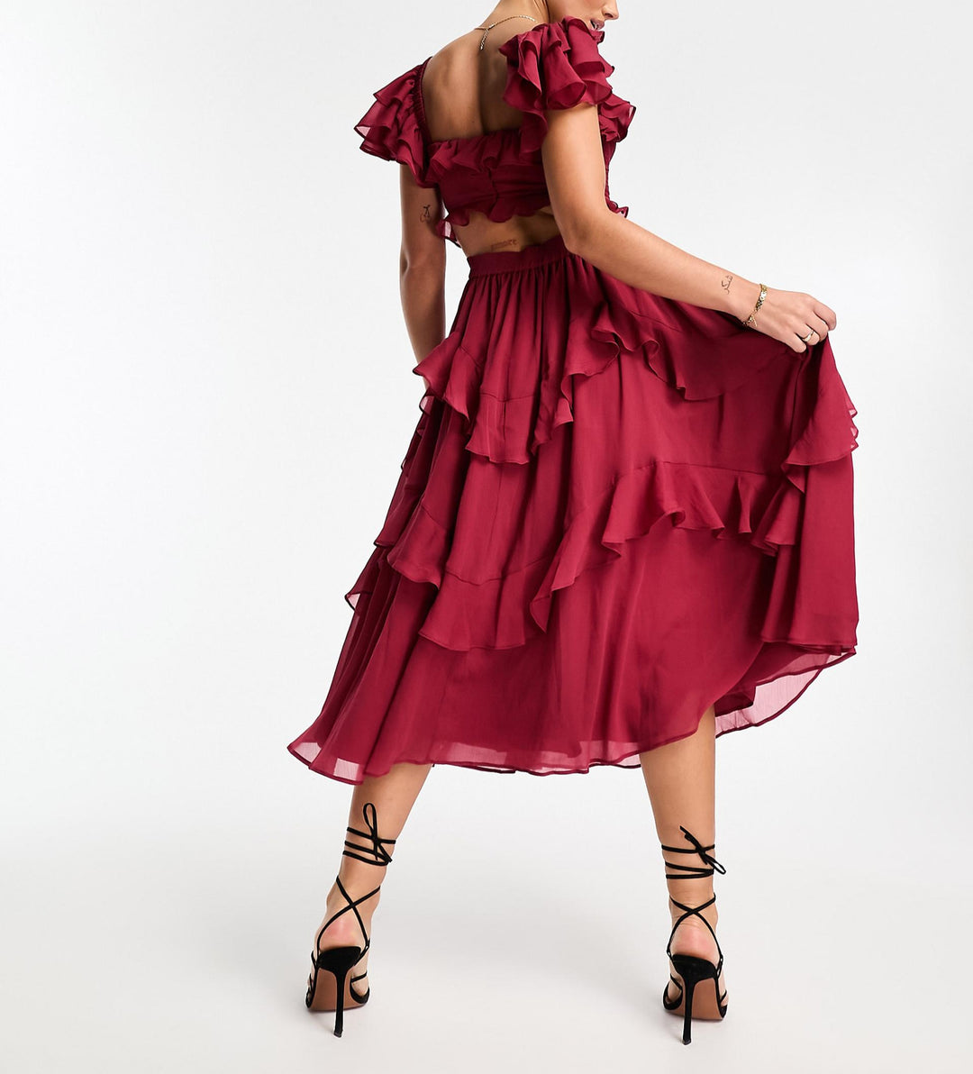 Abito Midi con Maniche a Volant, Corsetto Arricciato e Gonna a Balze – Eleganza in Movimento