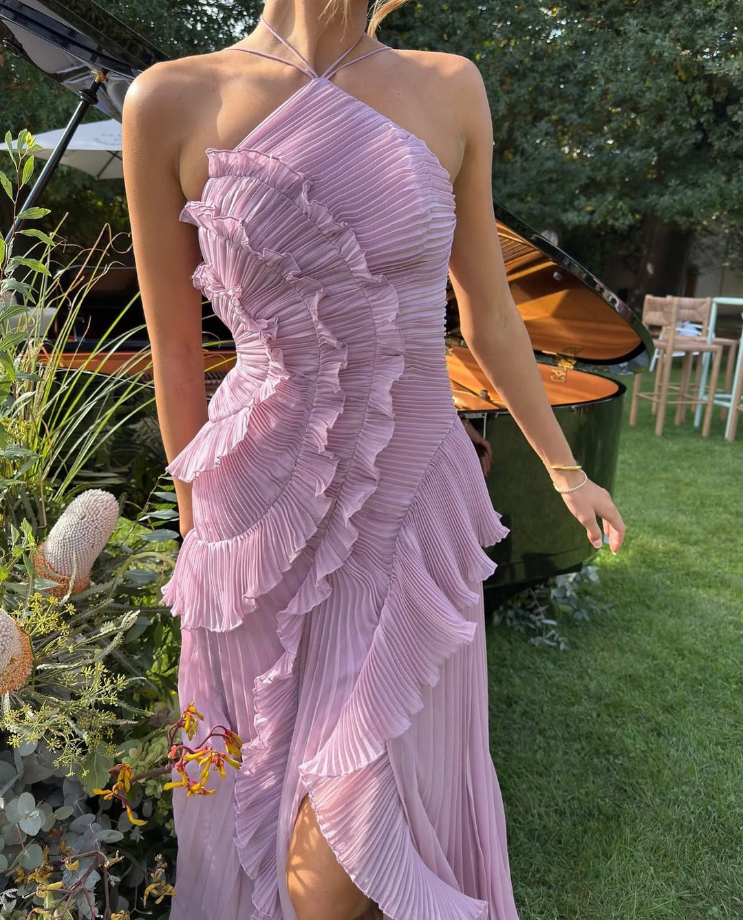 Abito Lungo Plissé con Volant e Scollo Allacciato – Lilac Luxe