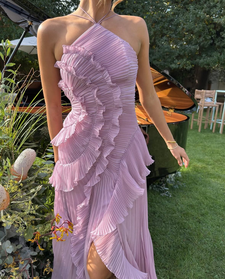 Abito Lungo Plissé con Volant e Scollo Allacciato – Lilac Luxe