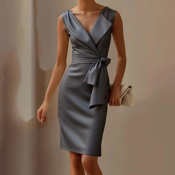 Abito Mini Grigio con Scollo a V – Eleganza e Comfort Senza Sforzo